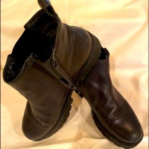 Zodiac Shiloh Chelsea Boots